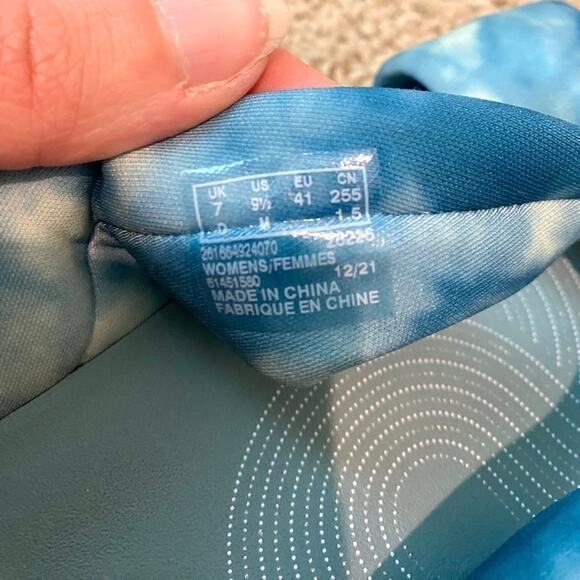 CLARKS | Cloudsteppers Women’s Tie-Dye Flip Flops | Size 9.5 - Picture 4 of 4